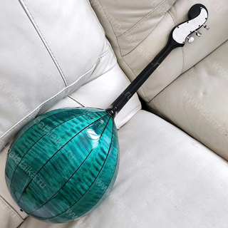 33. Student pro domra in sea‑green colour.