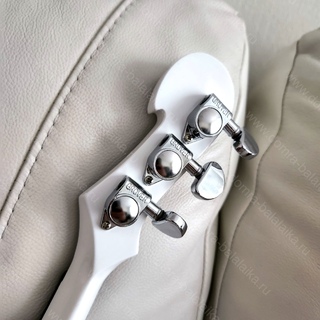 86 An electric domra in a white‑and‑silver colour scheme